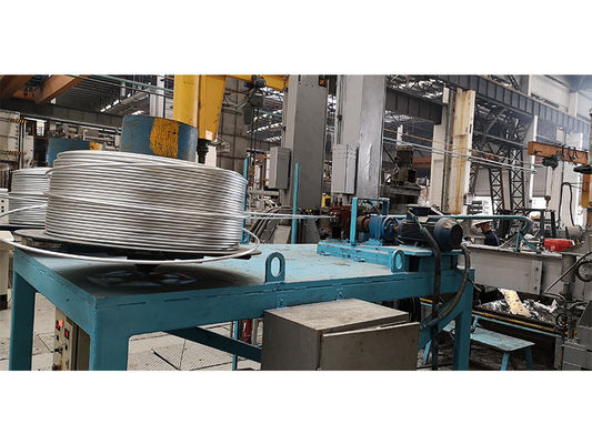 Unidad de alimentación de varillas con regulación de velocidad de frecuencia variable para una alimentación suave de 8-13 mm de diámetro de varilla