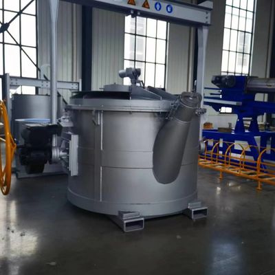 Las cucharas se utilizan en las fundiciones de aluminio para recibir aluminio fundido realizar operaciones de vertido frente a los hogares abiertos