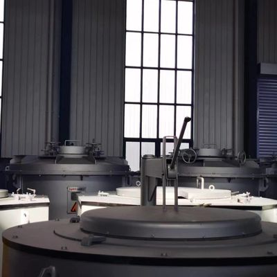 Las cucharas se utilizan en las fundiciones de aluminio para recibir aluminio fundido realizar operaciones de vertido frente a los hogares abiertos