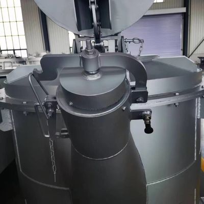 Las cucharas se utilizan en las fundiciones de aluminio para recibir aluminio fundido realizar operaciones de vertido frente a los hogares abiertos