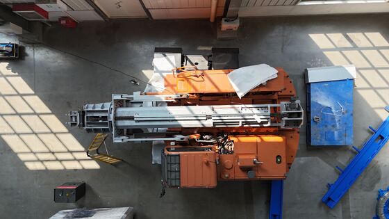 Unidad móvil de eliminación de escoria con transmisión totalmente eléctrica y limpieza de horno de alta velocidad con brazo telescópico hidráulico