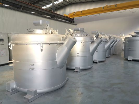 Tetera 1500 kilogramos de aluminio de la capacidad que vierte la cucharón del horno industrial para transportar el líquido