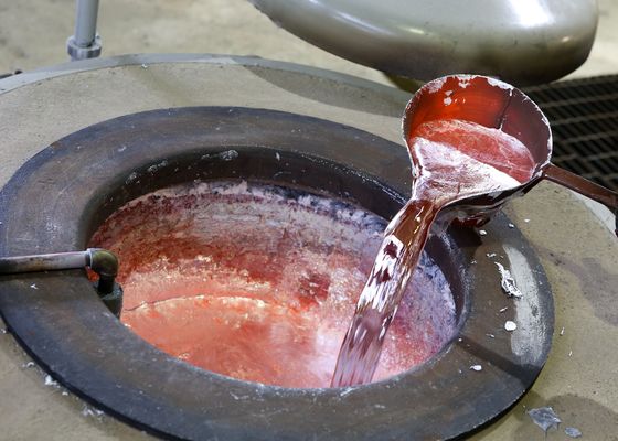 Horno eléctrico gris 2000KG para la combustión completa de fusión de aluminio de la tenencia